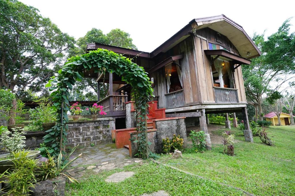 ein Baumhaus mitten im Garten in der Unterkunft Plantacion Isabelle in Taal