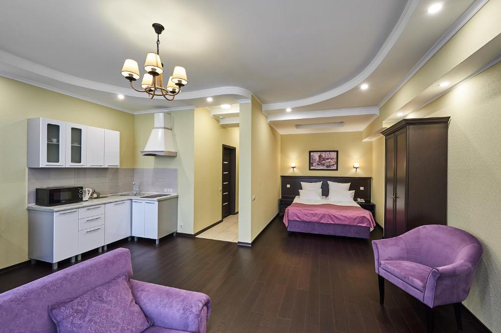 コロムナにあるHermitage hotelのホテルルーム(ベッド1台、紫色の椅子付)