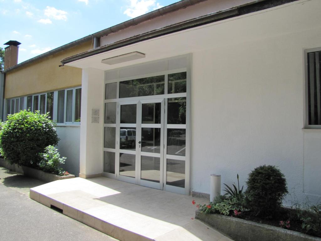 Pročelje oz. vhod v nastanitev Boarding House Lucija