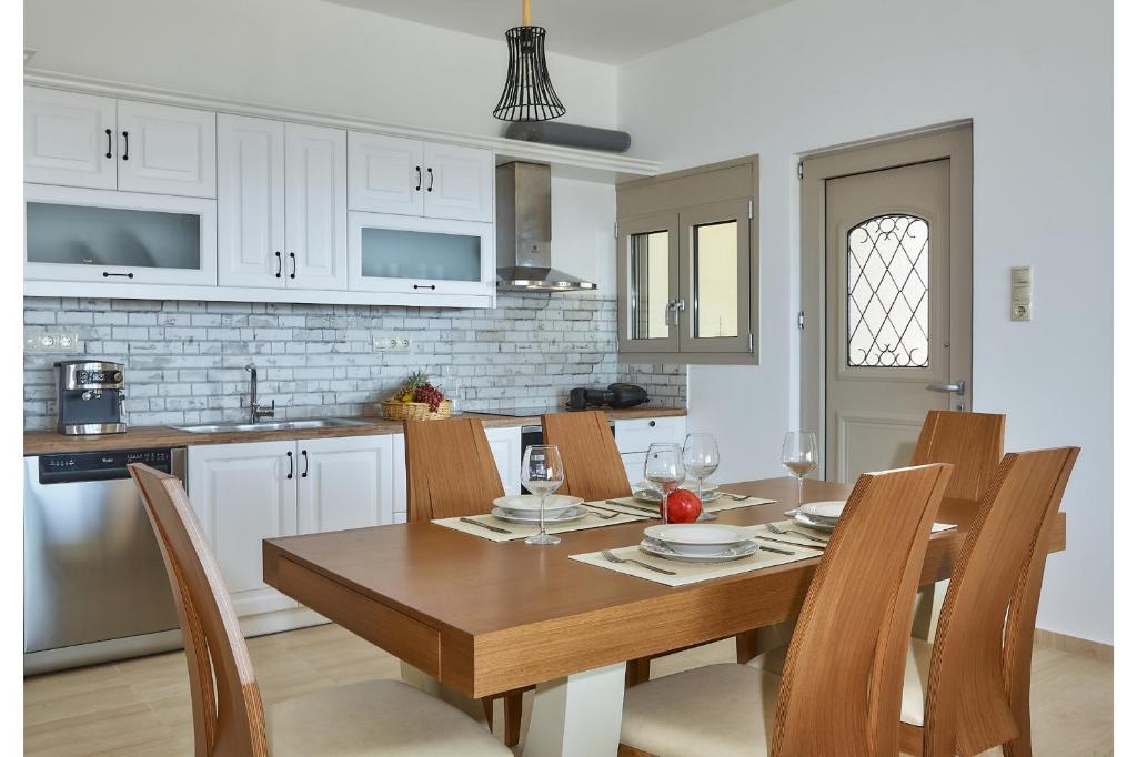 A kitchen or kitchenette at Elkysti Crete