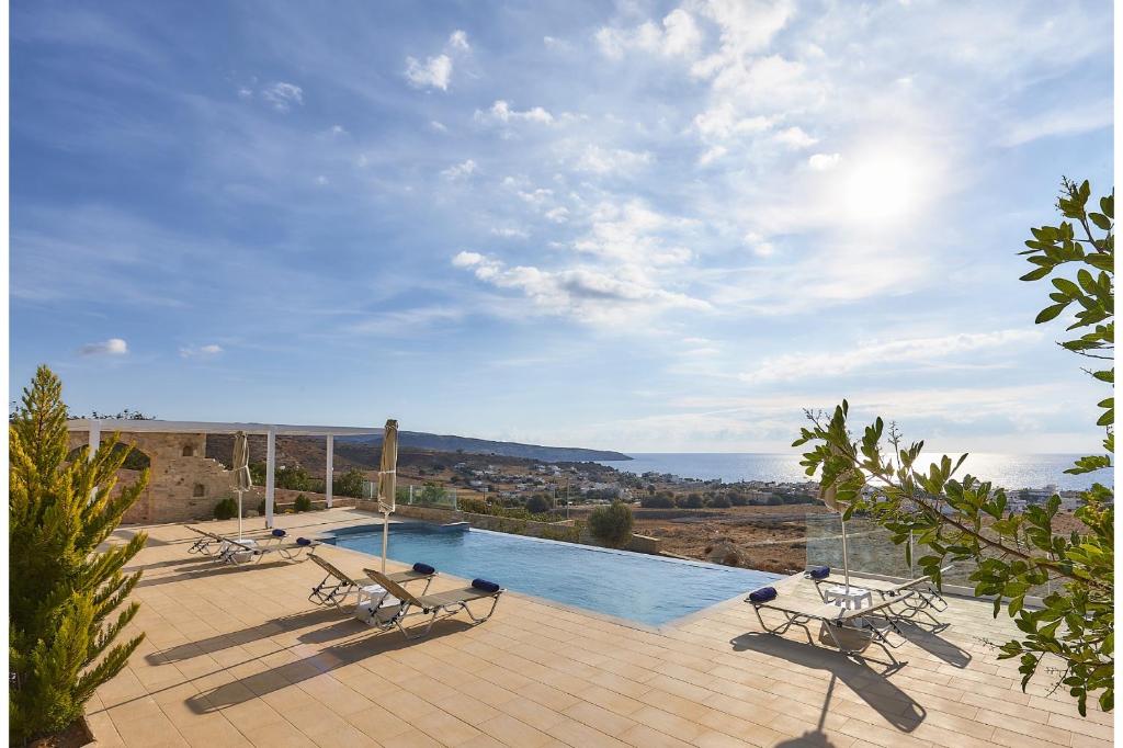 The swimming pool at or close to Elkysti Crete