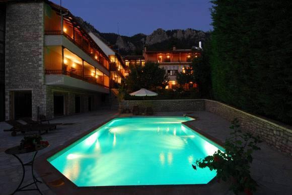 ein Schwimmbad in der Mitte eines Gebäudes in der Unterkunft Hotel Papanastasiou in Elati, Trikala