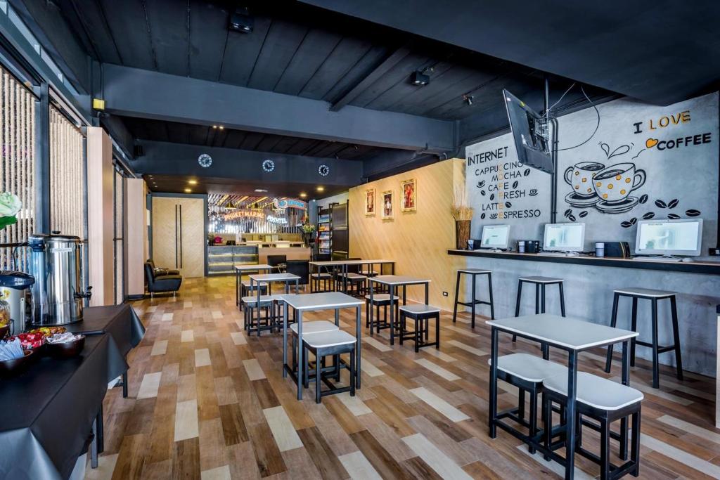 Restaurace v ubytování Phuket Marine Poshtel - SHA Plus
