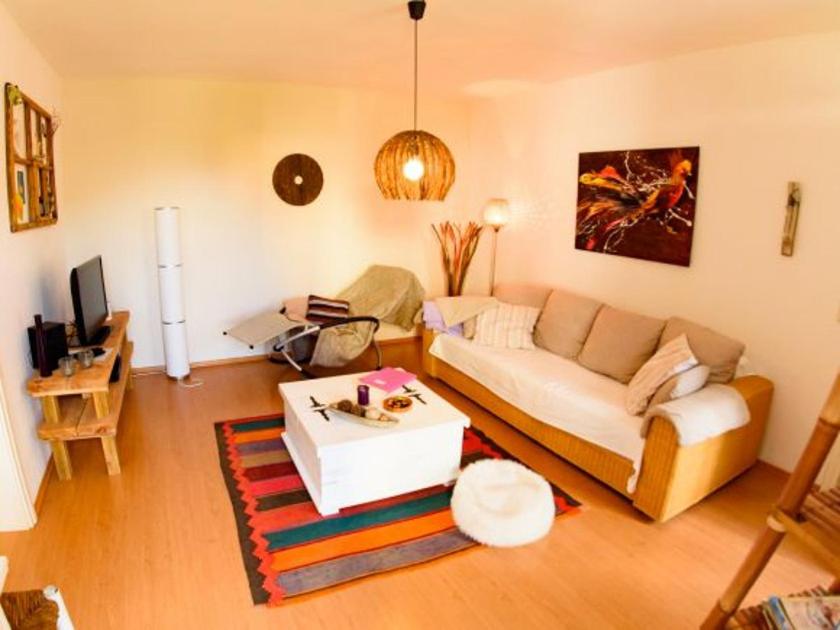 ein Wohnzimmer mit einem Sofa und einem Tisch in der Unterkunft Wohlfühloase am Weißen Hirsch in Dresden
