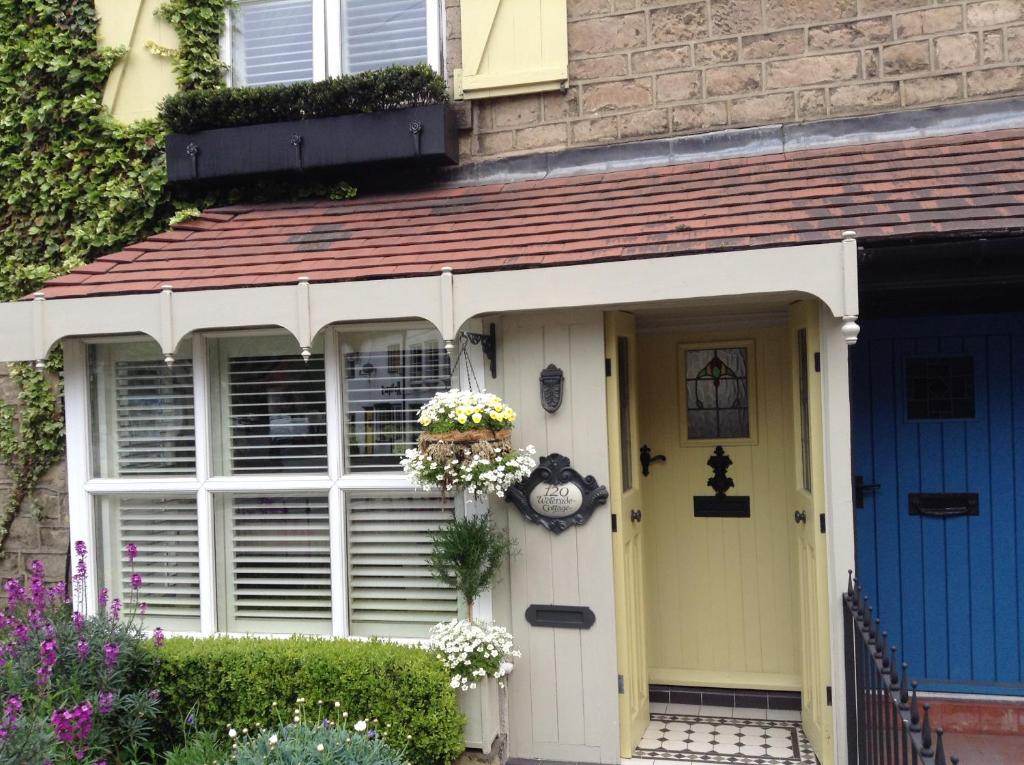 una puerta delantera de una casa con una puerta azul en Waterside Cottage Bed and Breakfast en Knaresborough