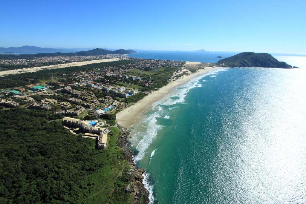 una vista aérea de la playa y del océano en Santinho - Frente para Mar, Pé na Areia, Dois Quartos, en Florianópolis