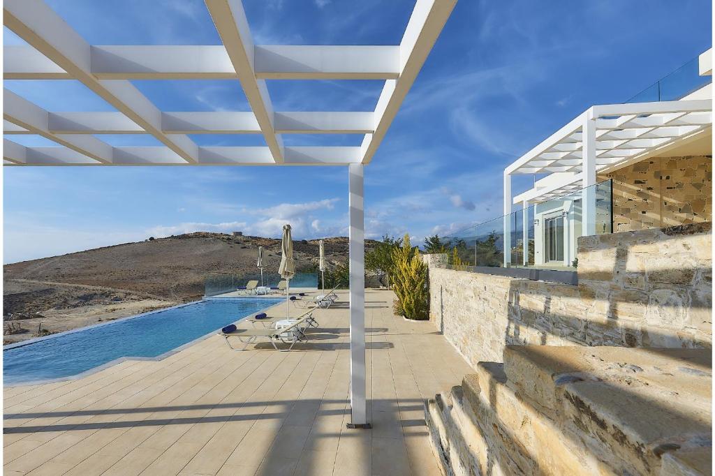 The swimming pool at or close to Elkysti Crete