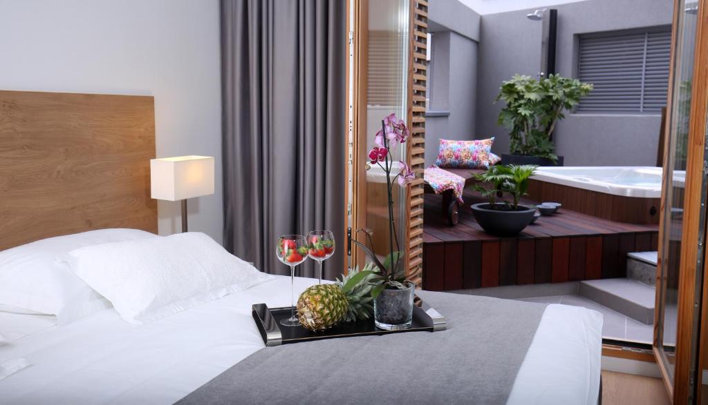 Habitación de hotel con cama y baño con bañera. en Luxury Apartment Kampanel, en Split