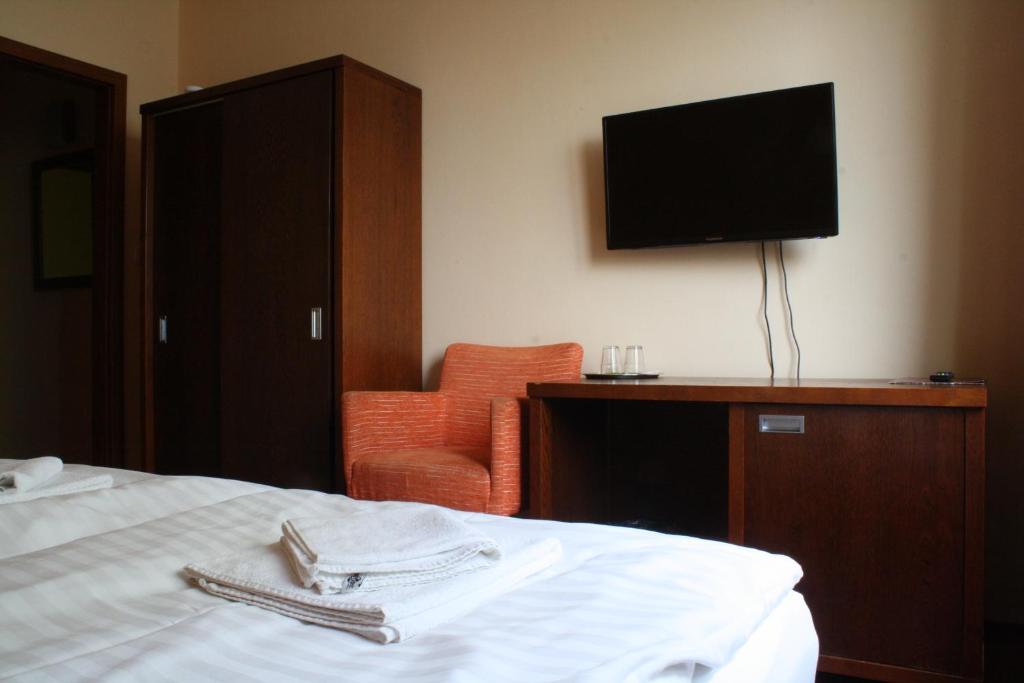 TV a/nebo společenská místnost v ubytování Garni Hotel Cosmopolitan