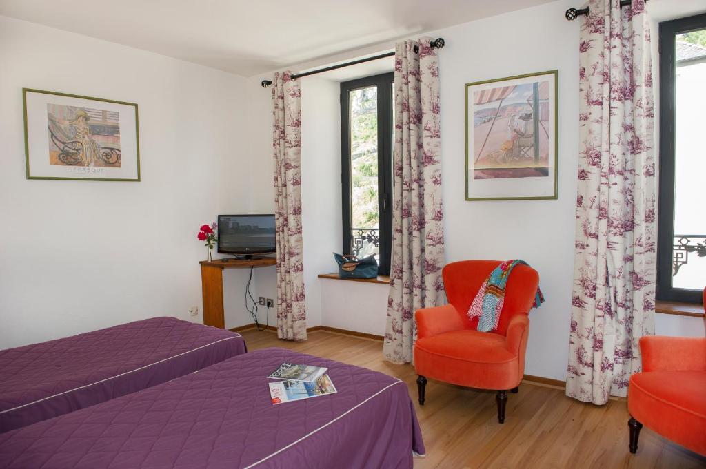 TV a/nebo společenská místnost v ubytování Auberge du Moulin