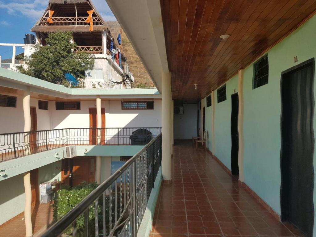 a corridor of a building with a balcony at Hostal Dumbira in Taganga