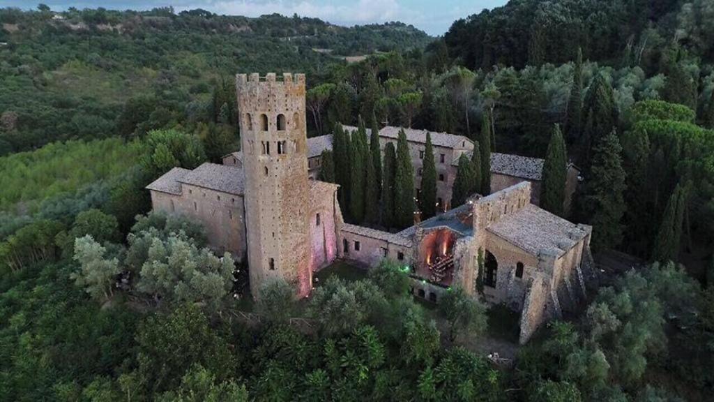an old building in the middle of a forest at Hotel La Badia di Orvieto in Orvieto