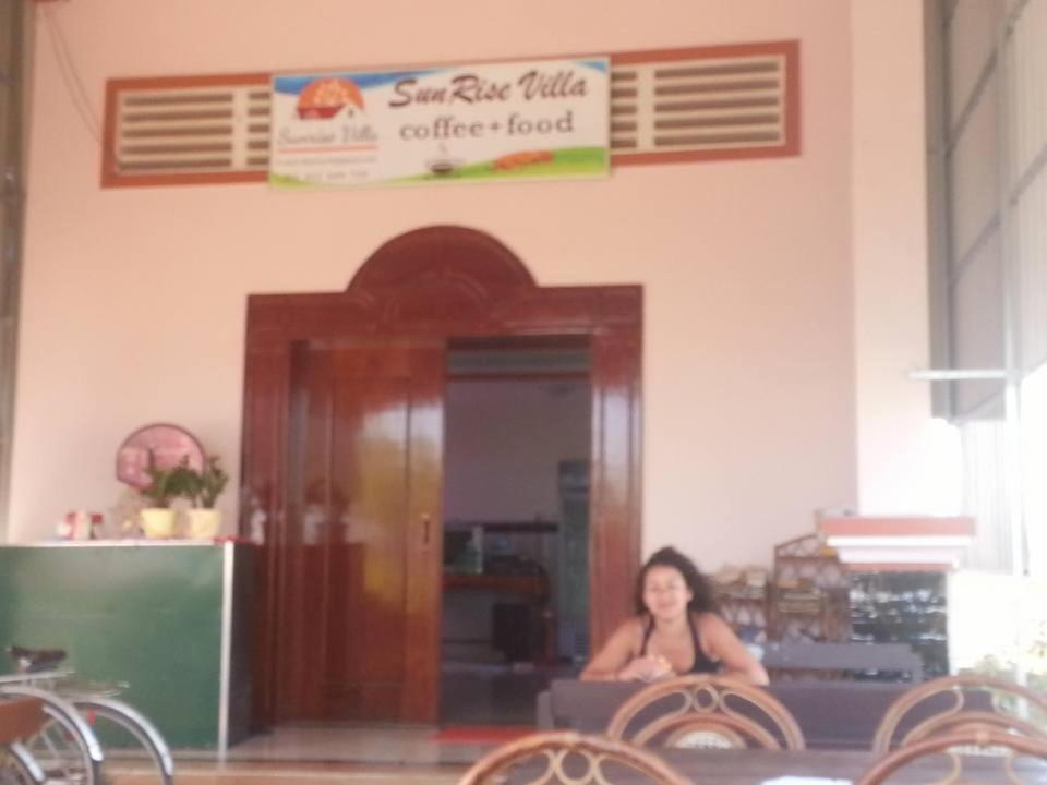 SunRise Villa في كامبونغ تشام: امرأة تجلس على طاولة في مطعم