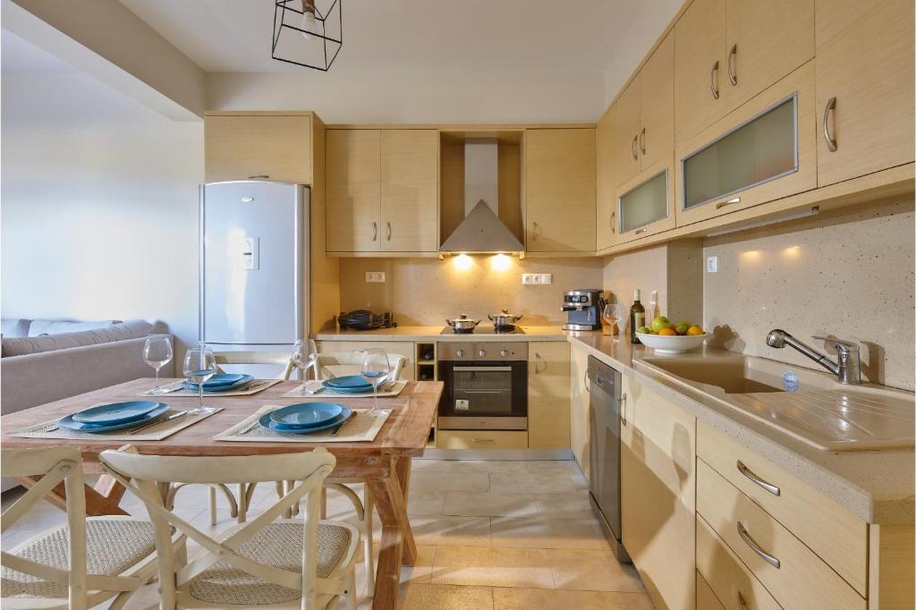 A kitchen or kitchenette at Elkysti Crete