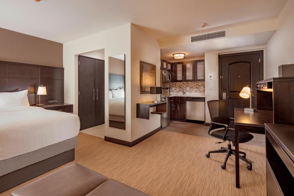 Postel nebo postele na pokoji v ubytování Staybridge Suites Silao by IHG