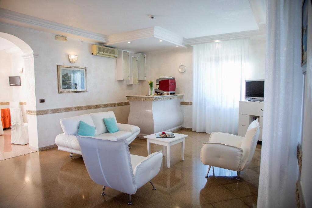 TV a/nebo společenská místnost v ubytování Palmed Hotel