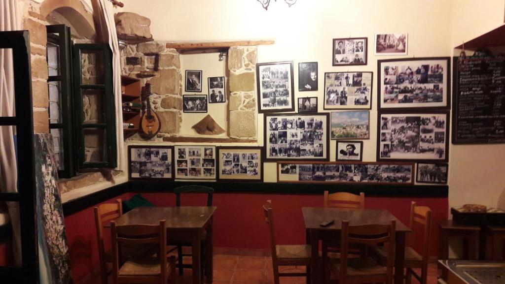 A restaurant or other place to eat at Elkysti Crete