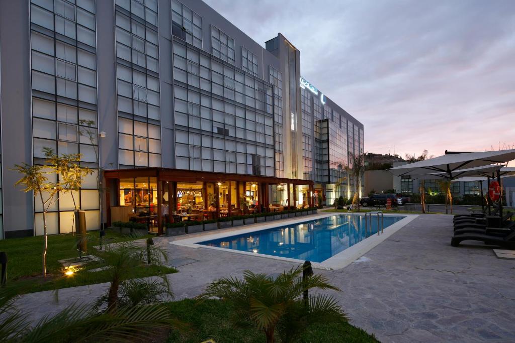 un hotel con piscina frente a un edificio en Casa Andina Select Moquegua, en Moquegua