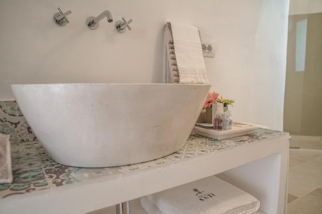 Baðherbergi á Trullo Essenza-Trulli Antì Charme & Relax