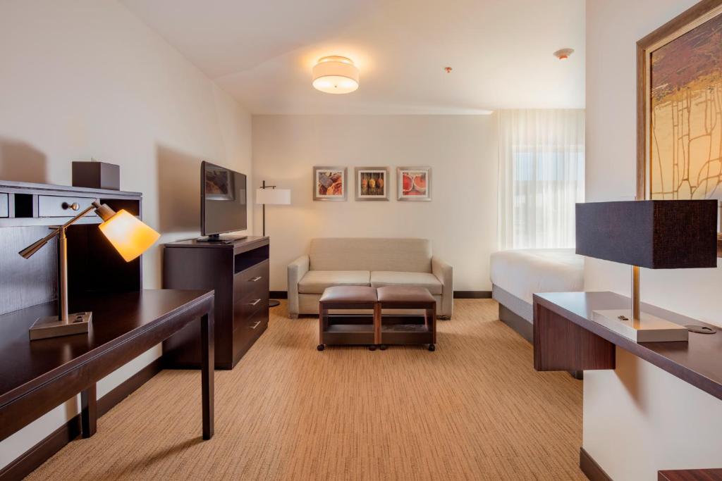 TV a/nebo společenská místnost v ubytování Staybridge Suites - Irapuato by IHG