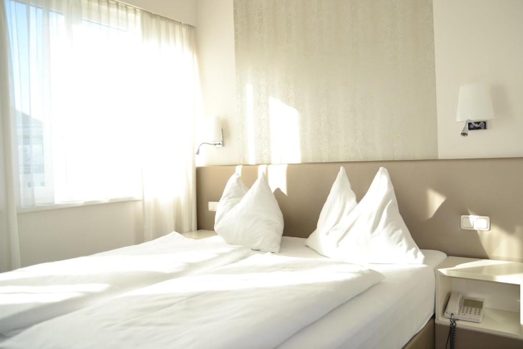 Postel nebo postele na pokoji v ubytování Hotel Hecher