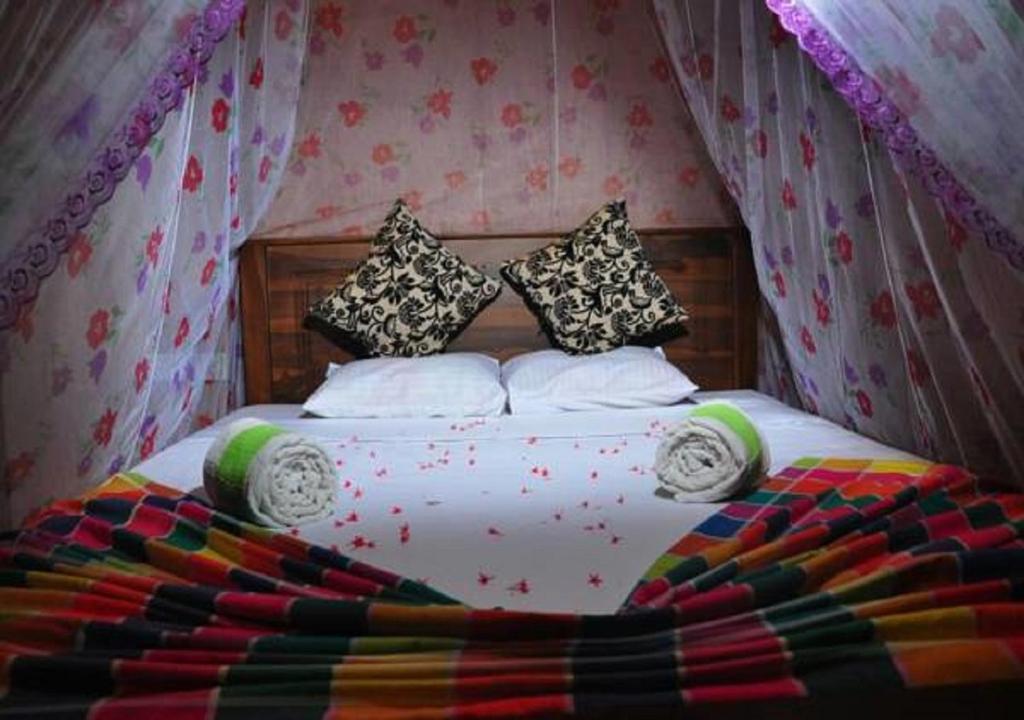 Postel nebo postele na pokoji v ubytování Sigiri Aliya Tree house