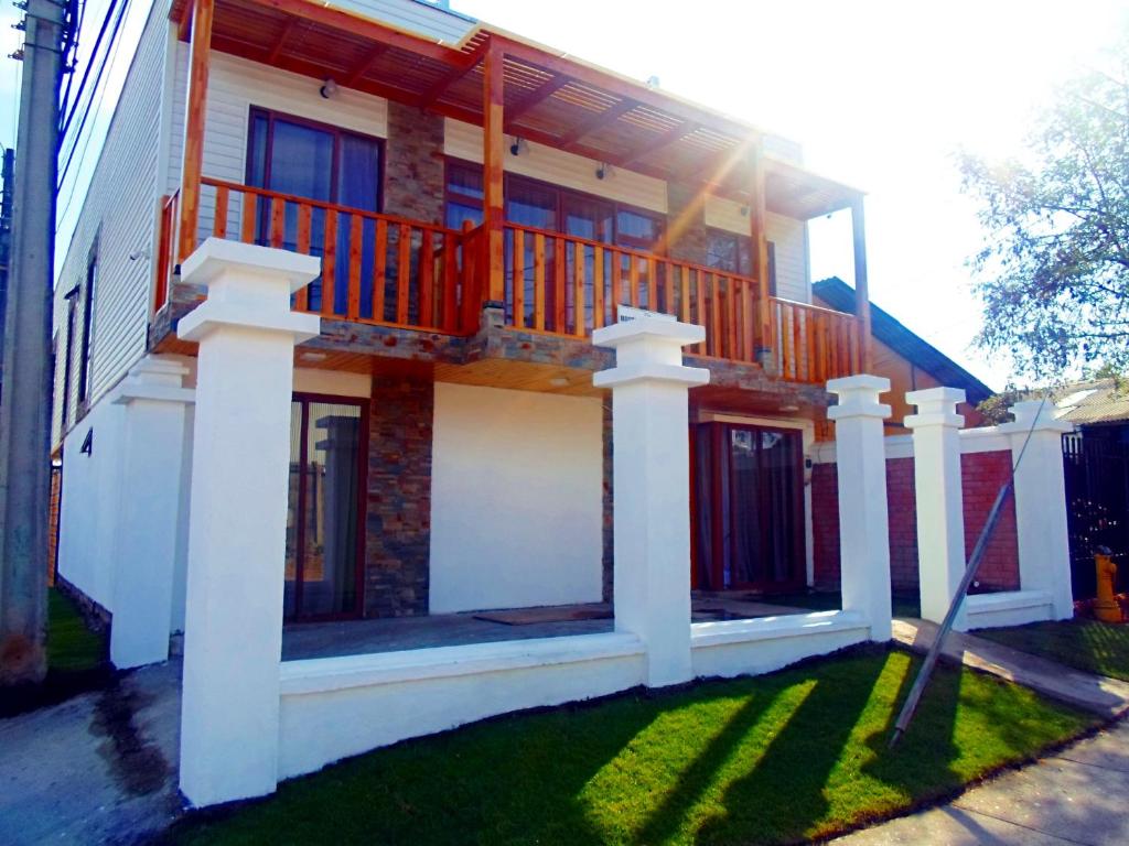 a house with a balcony on the side of it at Hostal Plaza Maule in Talca