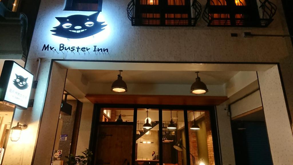 un panneau à l'avant d'un bâtiment avec un chat sur lui dans l'établissement Mr. Buster B&B, à Hualien