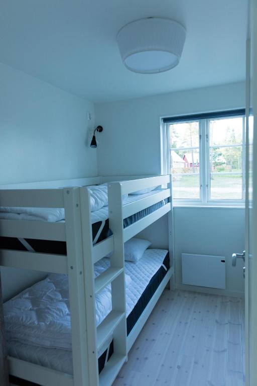 Postel nebo postele na pokoji v ubytování Ljugarns Semesterby