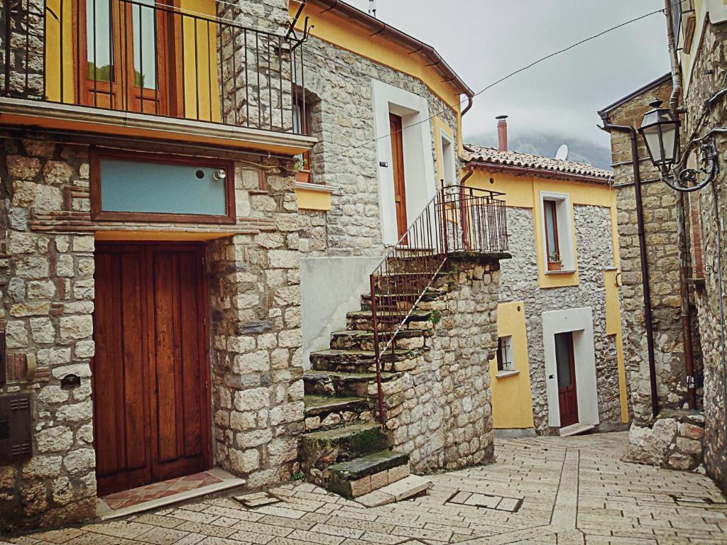 TorrecusoにあるLe Viole d'Oroの木の扉と階段を用いた石造りの建物