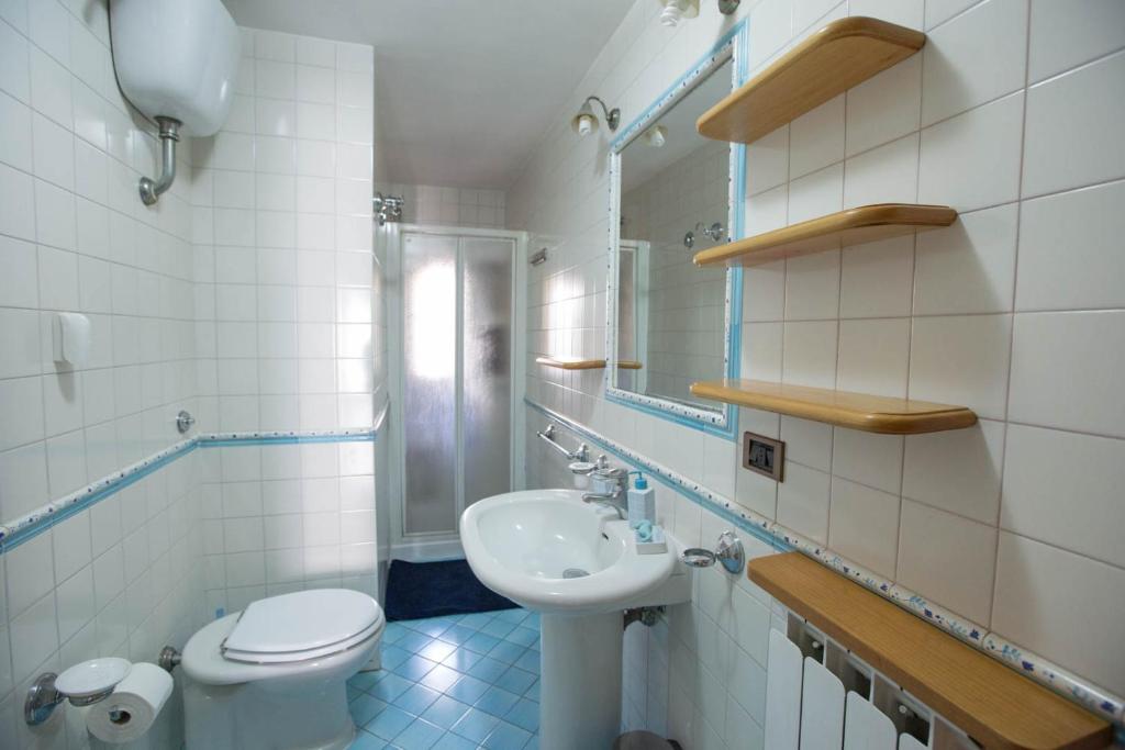 łazienka z toaletą i umywalką w obiekcie Suite Orchidea by Dimorra w mieście Napoli