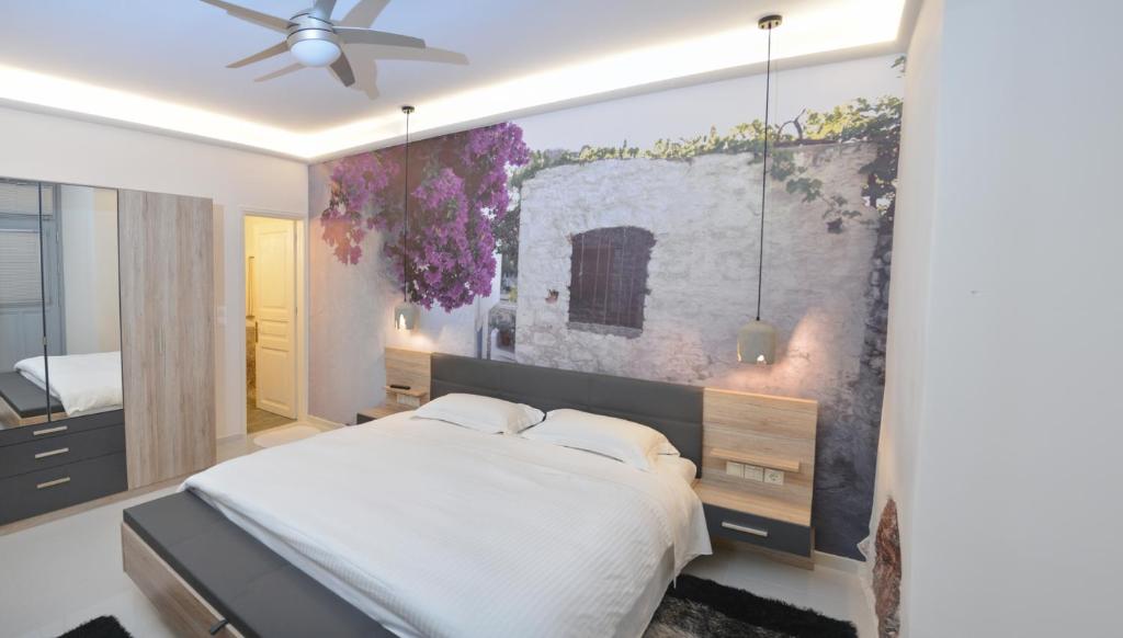 een slaapkamer met een bed en een schilderij aan de muur bij Paradiso in Hydra