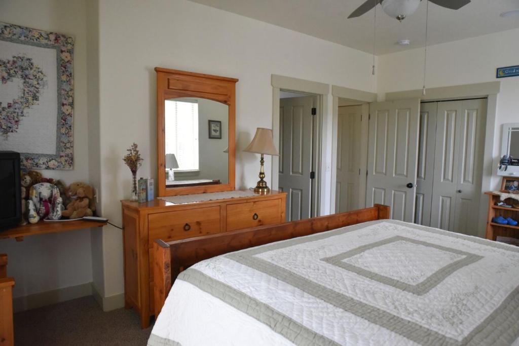 Harmony Belle at Kolob Canyon - King Room - Non-Smoking
