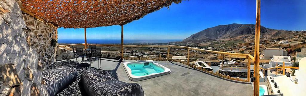 une maison avec une piscine et une vue sur l'océan dans l'établissement Fertimo Suites by Karpimo, à Éxo Goniá