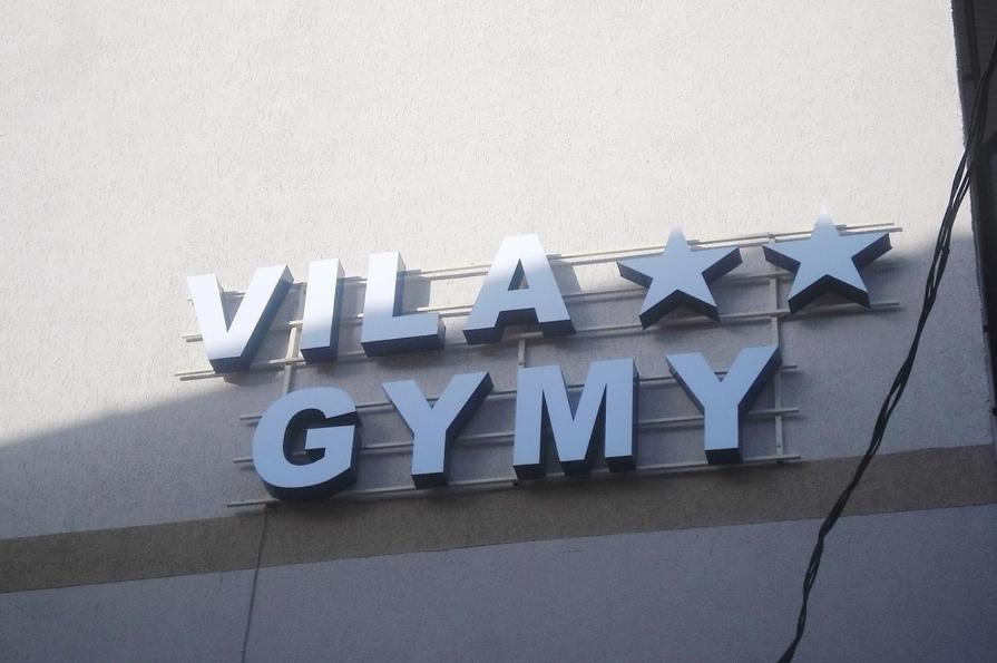 un cartel en la parte superior de un edificio con estrellas en él en Vila Gymy, en Constanţa