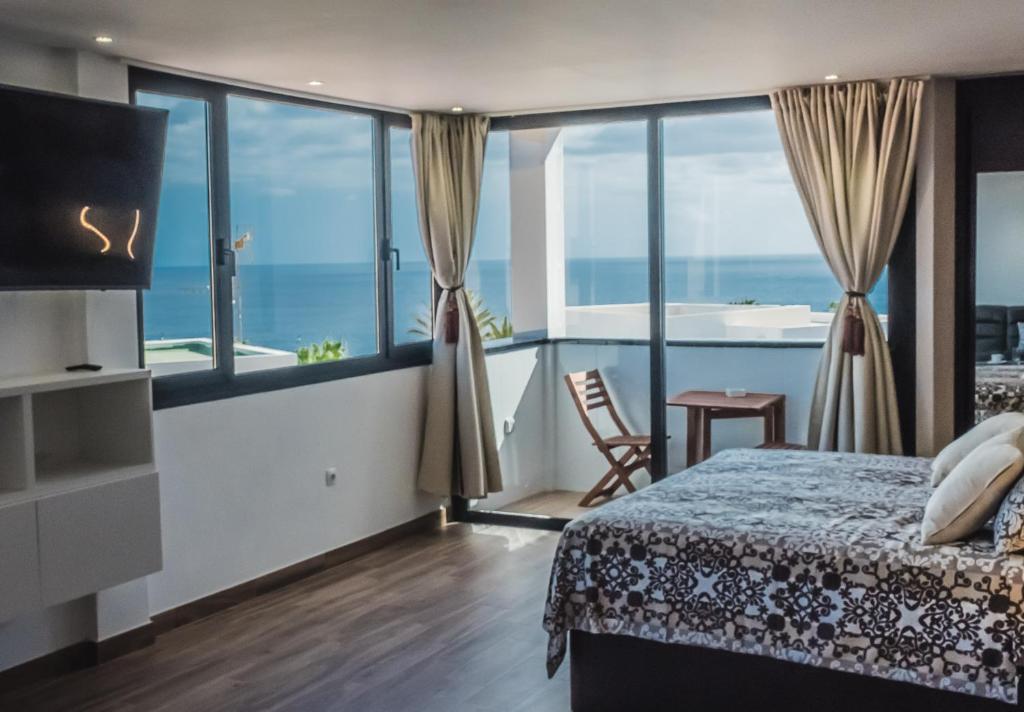 een slaapkamer met een bed en uitzicht op de oceaan bij Loft del Mar 1 Jandia in Playa Jandia