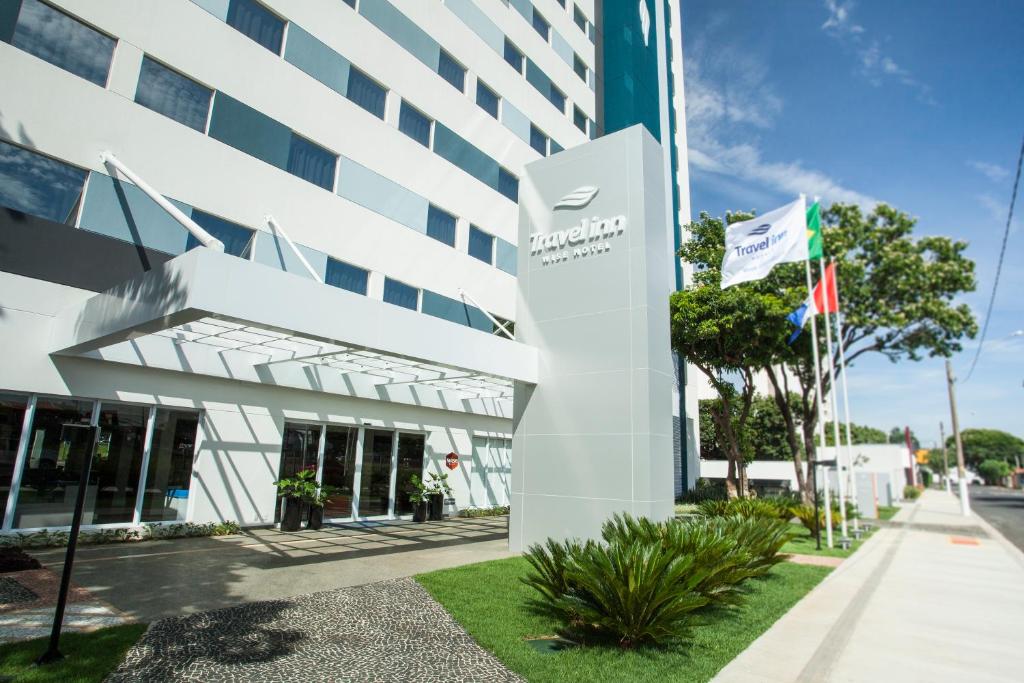 an office building with a sign in front of it at Travel Inn Wise Indaiatuba in Indaiatuba