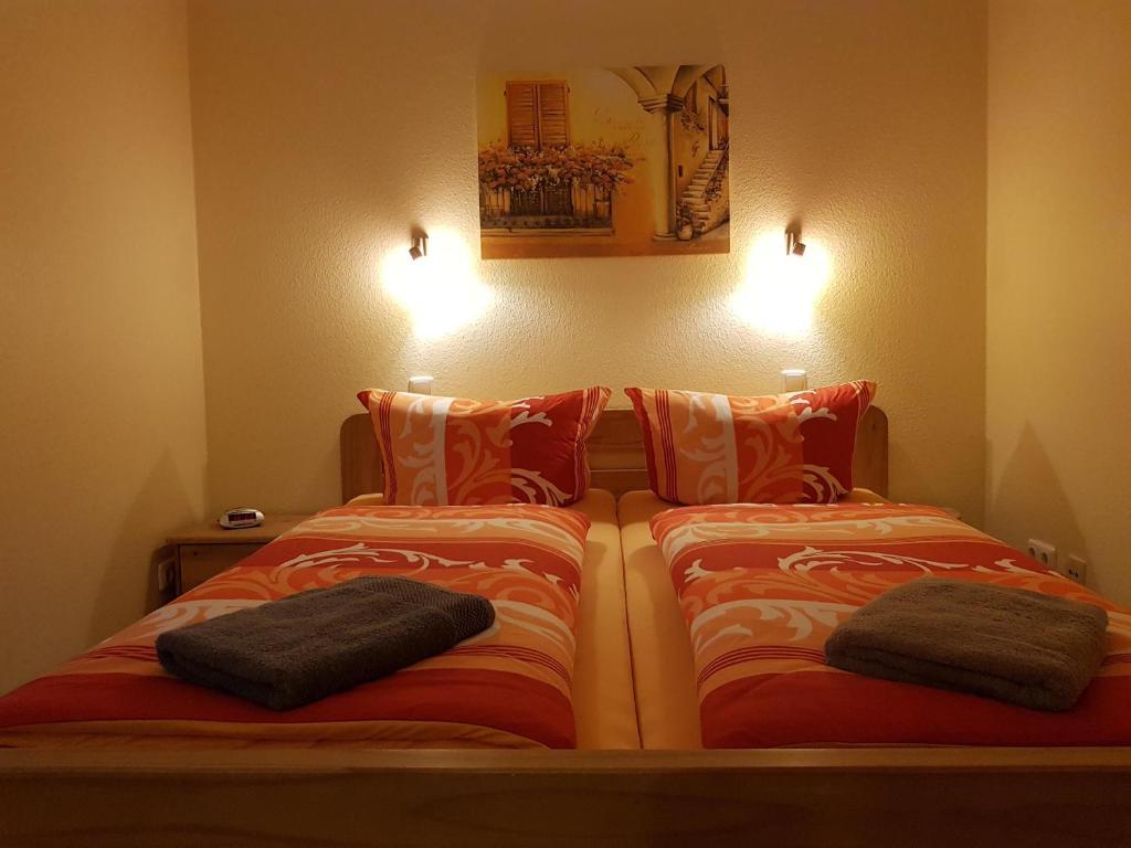 Säng eller sängar i ett rum på Flensburg Ferienwohnungen Apartment 2