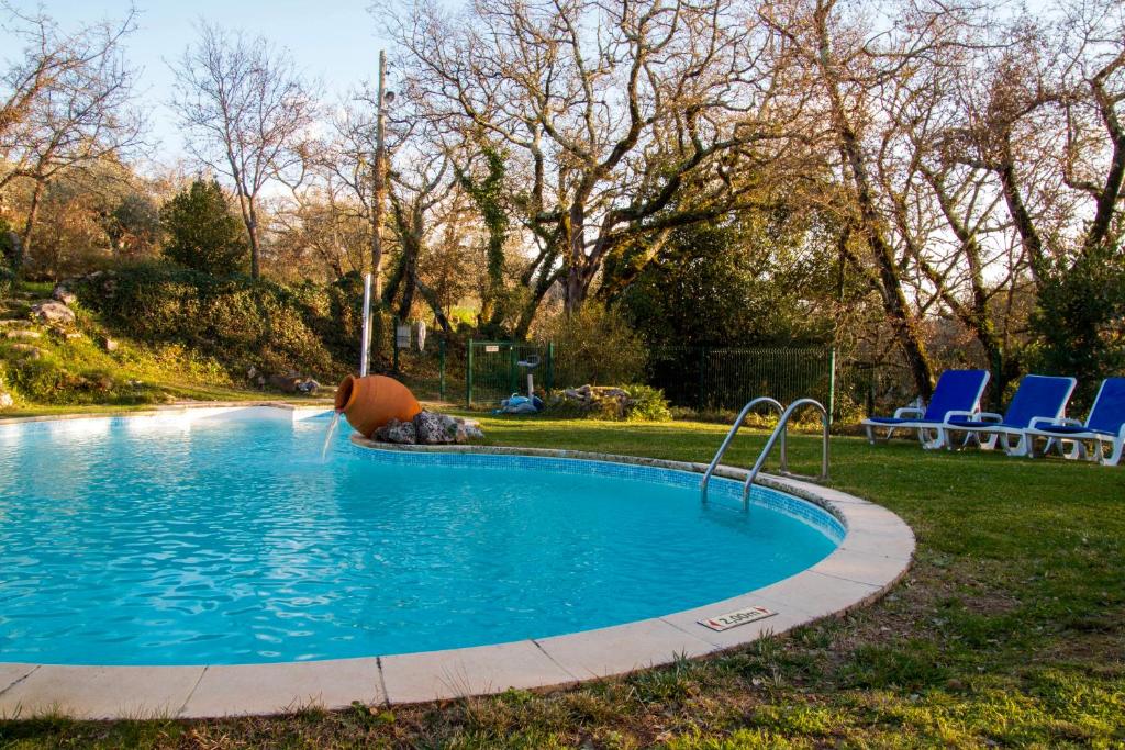 - une petite piscine avec toboggan dans la cour dans l'établissement Casa do Vale do Papo, à Pombal