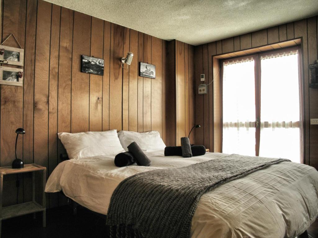 ブレウイル・チェルヴィナイアにあるWhite on Matterhornの木製の壁のベッドルーム1室(大型ベッド1台付)