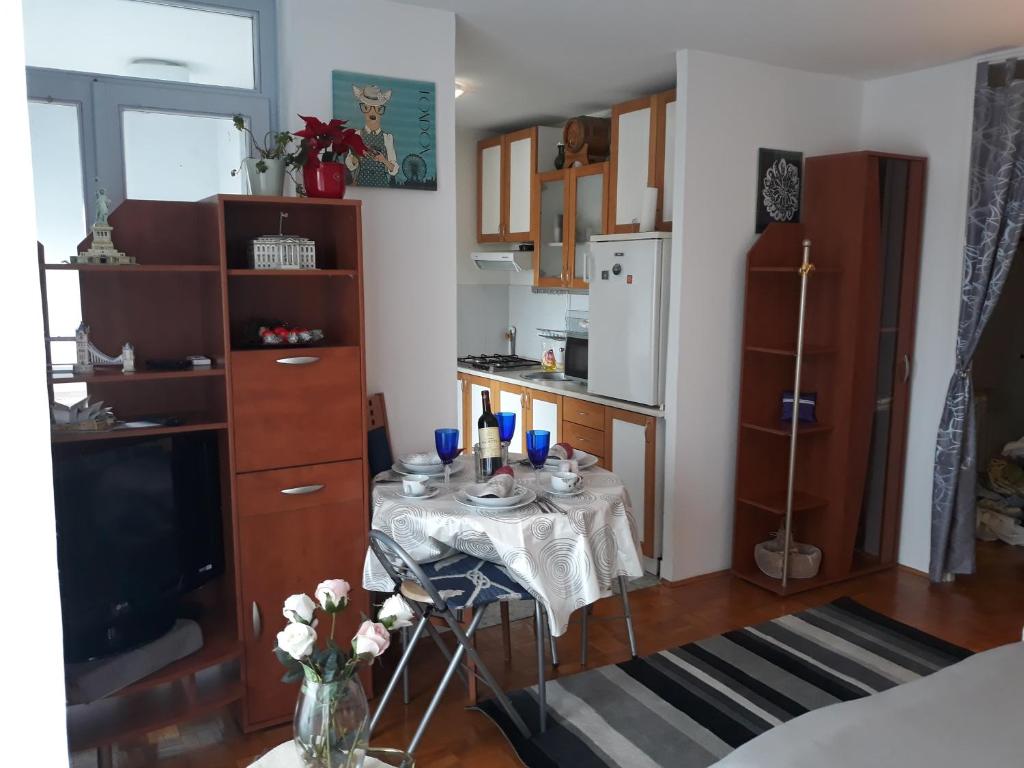 małą kuchnię ze stołem w pokoju w obiekcie Apartment Karlos w Zagrzebiu