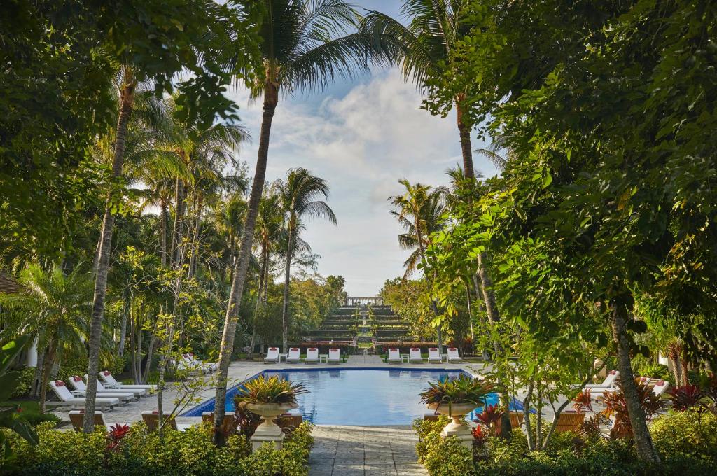 una piscina con palmeras y un complejo en The Ocean Club, A Four Seasons Resort, Bahamas, en Nassau