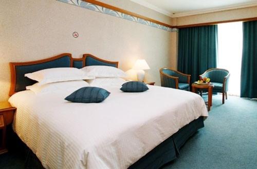 Postel nebo postele na pokoji v ubytování Grand Palace Hotel