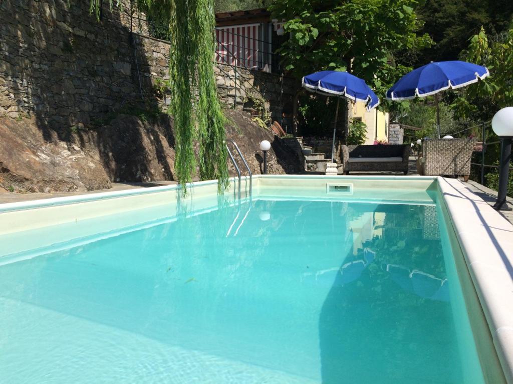 Bazén v ubytovaní Il girasole alebo v jeho blízkosti