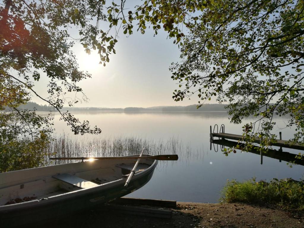 łódź zaparkowana na przystani nad jeziorem w obiekcie Antinkallio Lakeside Cape w mieście Lahti