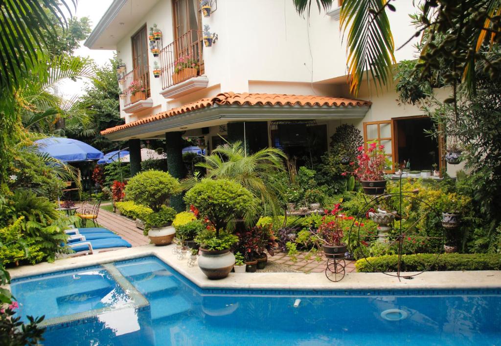 una casa con una piscina di fronte di El Jardín del Edén B&B Boutique a Cuernavaca