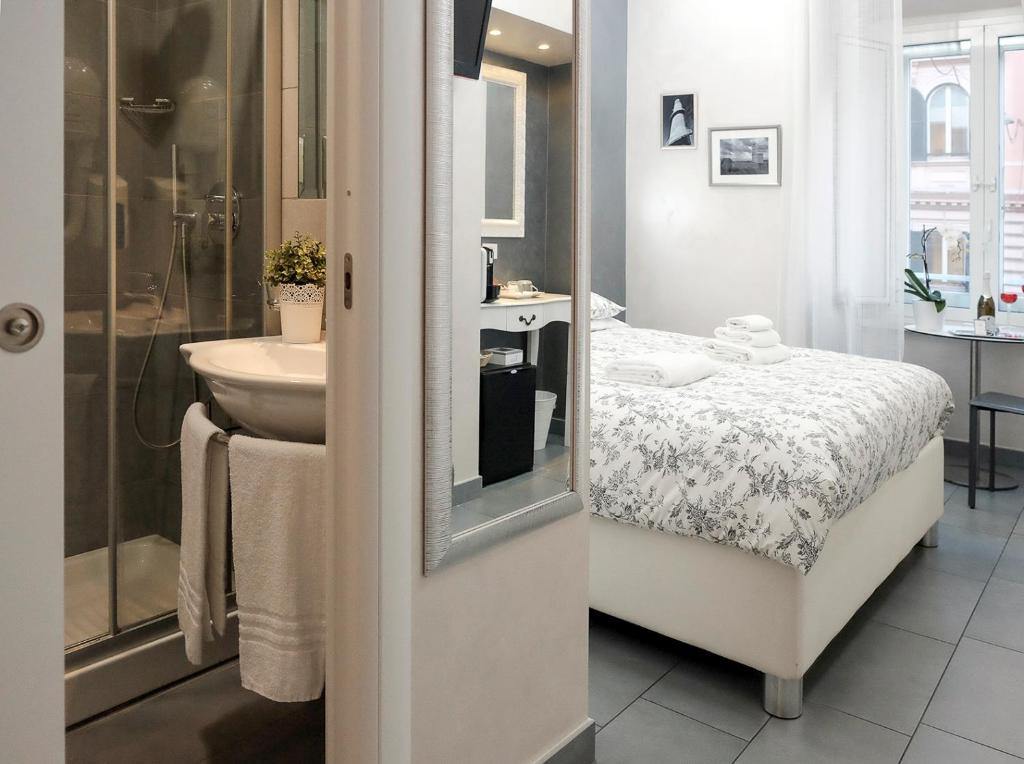 een badkamer met een bed, een wastafel en een douche bij Relais Cavour Inn in Rome