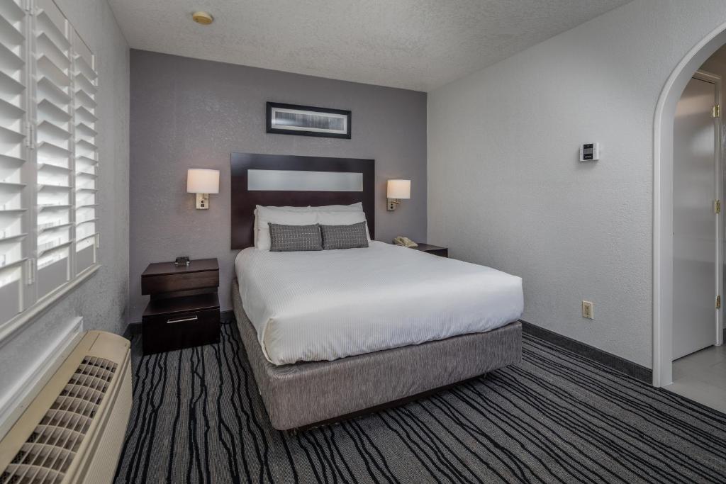紅木城的住宿－紅木溪汽車旅館，卧室设有一张白色大床和一扇窗户。