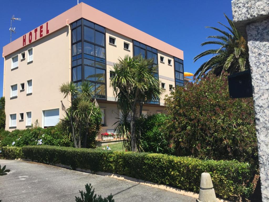 un edificio con un letrero que lee hotel en Hotel Florida, en A Lanzada