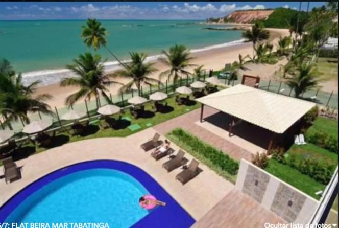 einen Luftblick auf ein Resort mit Pool und Strand in der Unterkunft Residência Tabatinga in Conde